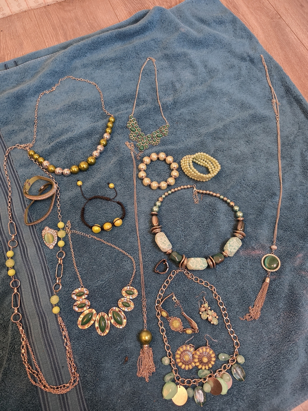 Green Beaded Mixed-Metal Women’s Jewelry Set